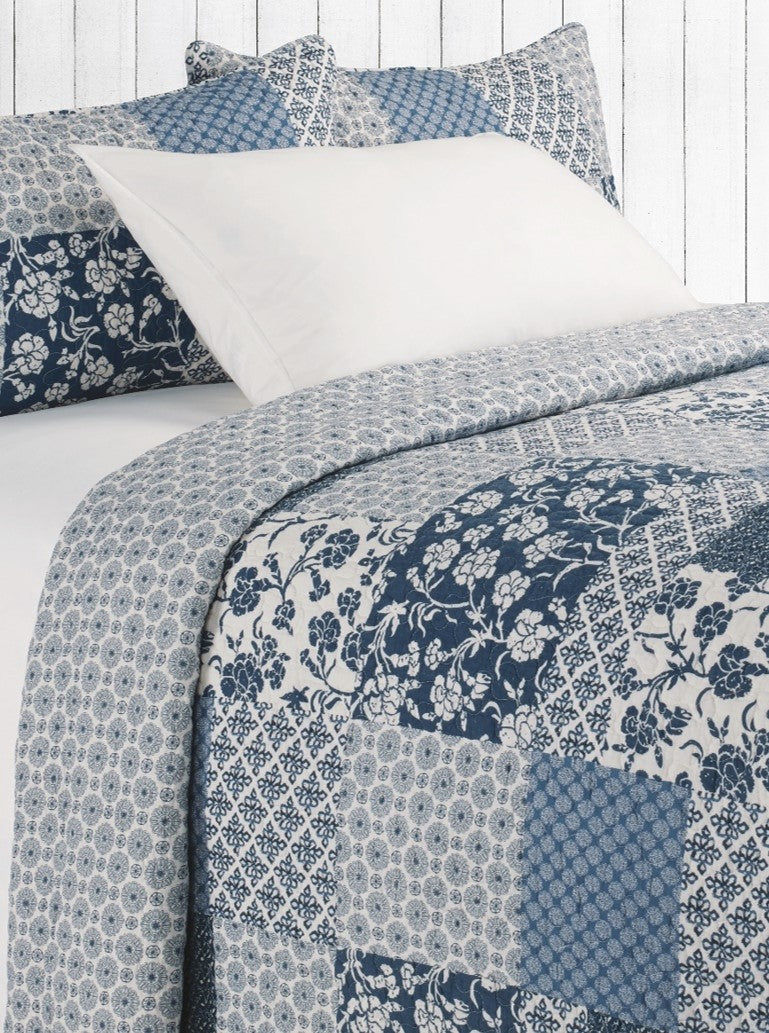 EDITH Blue and Ivory Quilt
